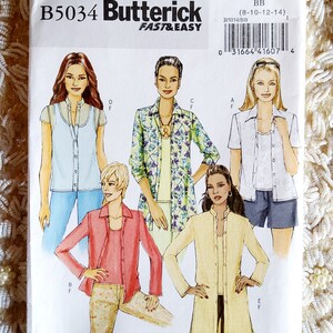 Op de afbeelding: Een naaipatroon voor vier verschillende tops, met een lang mouw overhemd met knopen, een kort mouw overhemd met knopen, een mouwloze top met knopen en een lang mouw overhemd met knopen en een kraag. Het patroon is van Butterick, en het patroonnummer is B5034. Het patroon is voor maten 8-10-12-14.