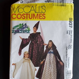 Puede incluir: Patrón de costura McCall's Costumes para un disfraz de princesa. El patrón incluye un vestido de manga larga con una capa y una corona. El patrón es para las tallas 31 1/2 a 32 1/2 pulgadas. El patrón es para una talla pequeña.