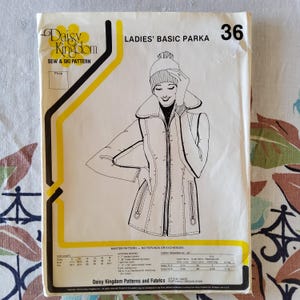Daisy Kingdom 36 Complete Uncut Factory Folds Vintage 1976 70s Sewing Pattern Ladies&#39; Basic Ski Parka Winter Sports Size 8-18 Bust 31.5-40