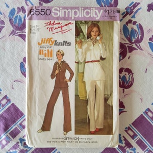 Könnte beinhalten: Simplicity Schnittmuster Nummer 6550 für einen Damen-Hosenanzug. Das Schnittmuster ist für Stretch-Strickwaren und enthält Anleitungen für einen einfachen Schnitt und eine einfache Näherei. Das Schnittmuster ist für einen Brustumfang von 91,4 cm konzipiert und wurde von Thelma Musgrove entworfen.