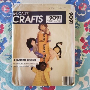 Puede incluir: Un patrón de costura de McCall's Crafts para hacer ropa para muñecas de tejido esculpido. El número del patrón es 9091 y el precio es de $4.00. El patrón incluye instrucciones para hacer ropa para muñecas de 46 cm (18 pulgadas) y 58,5 cm (23 pulgadas) de alto.