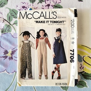 McCalls 7706 Komplett oklippt fabriksveckat sömnadsmönster från 1981 till 80-talet, barnoveraller, storlek 8, bröst 27