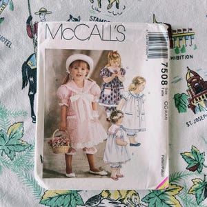 McCalls 7508 Komplettes, ungeschnittenes Schnittmuster (Werksfalten) aus dem Jahr 1995: Aufwendig verzierte Kinderkleid-Bloomers, Größen 2-4