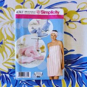Peut inclure: Une pochette de patron de couture Simplicity 4747 pour accessoires de bain. L'avant présente une serviette enveloppante rayée rose et blanche, un bandeau assorti, un oreiller de cou et un gant. Inclut les tailles XS, S, M, L et XL.
