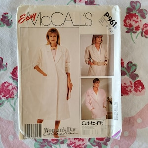 Puede incluir: Un patrón de costura McCall's vintage para un abrigo y un blazer de mujer. El patrón presenta imágenes de las prendas terminadas en crema y rosa. El patrón es de la colección Woman's Day e incluye tallas 8-10-12.