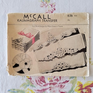 以下が含まれることがあります： カットワークデザイン用のヴィンテージのMcCall's Kaumagraph転写パターン。このパターンは枕カバーまたはタオル用で、孔雀と花のモチーフが特徴です。パターンの番号は636で、価格は30セントです。