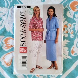 Patrón de costura Butterick See & Sew 3809 completo, sin cortar, con pliegues de fábrica, estilo vintage Y2K. Blusa sencilla con cinturón y botones para usar sobre pantalones o falda, tallas 12-16.