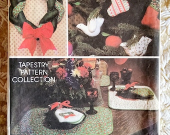 Collezione completa di modelli McCalls 5380 non tagliati, piegati in fabbrica, per decorazioni natalizie vintage anni '80 AVON: ornamenti, ghirlande, segnaposto e calze.