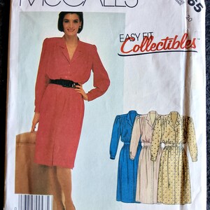 Op de afbeelding: McCall's Easy Fit Collectibles naaipatroon nummer 2165 voor een jurk. Het patroon bevat instructies voor het maken van drie verschillende jurkstijlen: een effen blauwe jurk, een gestreepte jurk en een stippenjurk. Het patroon is voor dames.