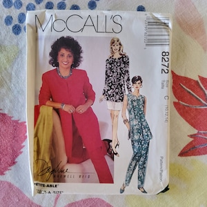 Puede incluir: Patrón de costura McCall's número 8272 para las tallas 10, 12 y 14. El patrón incluye instrucciones para un conjunto de dos piezas con una chaqueta y un pantalón. La chaqueta es roja y el pantalón es verde con un estampado floral.