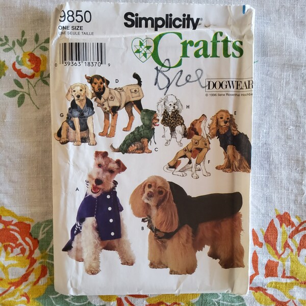 Simplicity Crafts 9850 Komplette Uncut Factory Folds Vintage 90er Jahre Hundemäntel Schnittmuster Sherlock Holmes to ZsaZsa Gabor OS