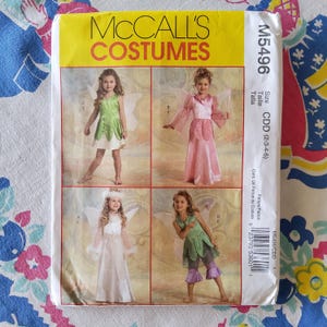 Puede incluir: Un patrón de costura para cuatro trajes de hada para niños. El patrón es para las tallas 2-3-4-5. El patrón incluye instrucciones para hacer un traje de hada verde, un traje de hada rosa, un traje de hada blanco y un traje de hada verde y morado.