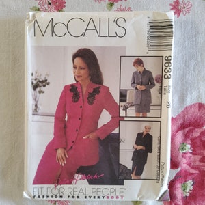 Puede incluir: Patrón de costura McCall's para una chaqueta y una falda. El patrón es para la talla 26 y se llama "Fit for Real People". El patrón presenta a una mujer con una chaqueta rosa con ribetes de encaje negro y una falda a juego.