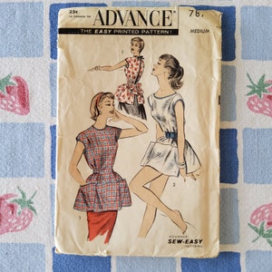Patrón de costura Advance 7878 Cut Complete Vintage años 50: delantales ajustados y acampanados o un atrevido vestidito con bolsillos grandes. Talla mediana (busto de 81-86 cm).