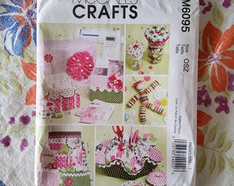 Patrón de costura completo sin cortar McCalls Crafts 6095 con pliegues de fábrica. Ideas de regalo para costureras. Organización y decoración temáticas.