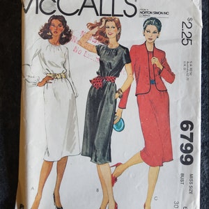 Puede incluir: Un patrón de costura vintage de McCall's para un vestido con tres estilos diferentes. El patrón es para una talla 6, busto 30 1/2 pulgadas. El patrón es de Norton Simon Inc. y cuesta $ 2.25.