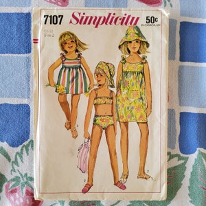 Simplicity 7107 Cut Komplett Vintage 60-tals Sömnadsmönster Barn Badkläder och Coverup Sommarklänningar Plus Bucket Hat Flera Storlekar Finns