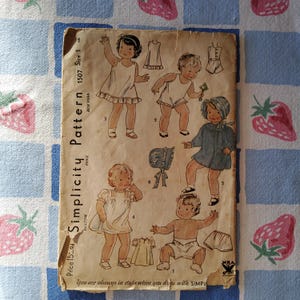 Puede incluir: Patrón de costura Simplicity vintage para ropa de niños. El patrón presenta ilustraciones de varios conjuntos, incluyendo vestidos, peleles y un abrigo. El patrón está marcado con el precio y la talla, y el texto "You are always in style when you dress with SIMPL".