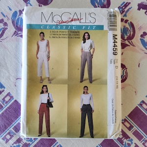 Könnte beinhalten: Ein Schnittmuster für Damenhosen, McCall's Classic Fit M4459, Größe D (12-14-16). Das Schnittmuster enthält vier verschiedene Hosenmodelle in den Farben Weiß, Beige, Braun und Schwarz.