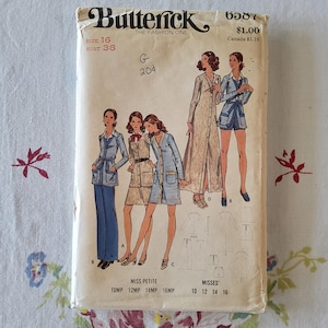 Puede incluir: Patrón de costura vintage para un vestido y pantalones, con un vestido largo blanco, un vestido a rayas azul y blanco y un traje de pantalón azul. El patrón es de Butterick, número de patrón 6587, y es para las tallas 10-16.