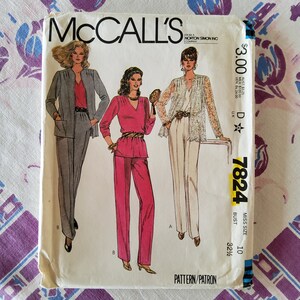 Pode incluir: Padrão de costura McCall's número 7824 para um fato de calças para mulher. O padrão inclui três estilos diferentes: um blazer e calças, uma blusa e calças, e uma blusa com uma sobreposição de renda. O padrão é para o tamanho 10 e um tamanho de busto de 83 cm.