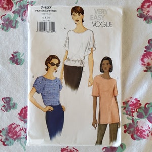 Könnte beinhalten: Ein Schnittmuster für ein Damen-Oberteil mit drei verschiedenen Stilen. Das Schnittmuster ist von Vogue und trägt die Bezeichnung "Sehr einfach". Die Schnittmuster-Nummer lautet 7457 und die Größen sind 6-8-10.