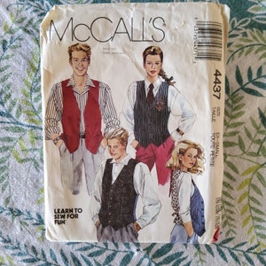 Puede incluir: Un patrón de costura de McCall's para chalecos, con tres modelos que llevan diferentes estilos de chalecos. El número del patrón es 4437 y la talla es extra pequeña. El texto "Aprende a coser para divertirte" está impreso en la parte inferior del patrón.
