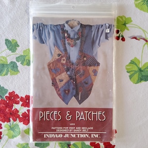Może przedstawiać: Wzór szycia na kamizelkę i naszyjnik, zatytułowany "Pieces & Patches", zaprojektowany przez Sandy Belt. Wzór pochodzi od Indygo Junction, Inc. i ma numer IJ312.