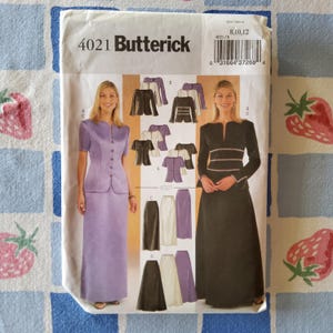 Puede incluir: Un patrón de costura Butterick, modelo 4021, con ilustraciones de trajes y faldas de mujer. El patrón incluye un traje morado, un traje negro y varios estilos de falda. El rango de tallas es 8, 10 y 12.