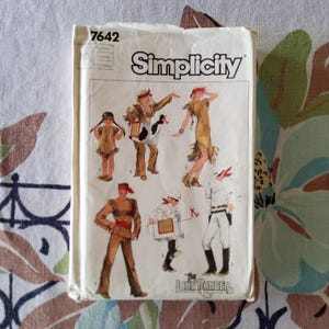 Peut inclure: Un paquet de patrons de couture Simplicity vintage avec des illustrations de modèles de costumes. Le paquet comprend des images de tenues sur le thème des Amérindiens et du Lone Ranger. Le texte "Simplicity" est affiché, ainsi que le numéro de modèle 7642.