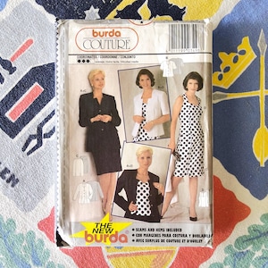 Puede incluir: Un patrón de costura Burda Couture vintage con imágenes de trajes y vestidos de mujer. El patrón incluye una blazer y falda negras, una chaqueta blanca con un top de lunares y un vestido de lunares. El paquete tiene un código de barras y texto.