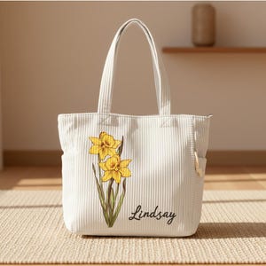 Borsa a tracolla in velluto a coste con nome personalizzato e fiore di nascita, borsa da viaggio con cerniera di grande capacità e tasche laterali, regalo di compleanno per lei/amiche/donne