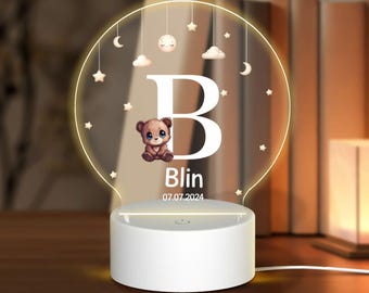 Luz nocturna LED personalizada con forma de perro y gato, con nombre y base de madera, ideal como regalo de cumpleaños para niños y amantes de las mascotas.