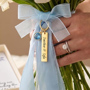 Gepersonaliseerde bruidsboeketbedel met gegraveerde tekst · Blauw kristal, iets blauws aandenken · Sentimenteel huwelijkscadeau voor haar