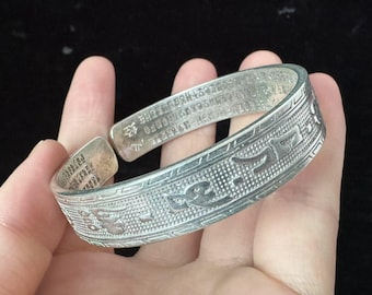 Exquisita pulsera tipo brazalete de cobre blanco envejecido, ajustable, joyería de inspiración nepalí e india, amuleto budista, regalo minimalista.