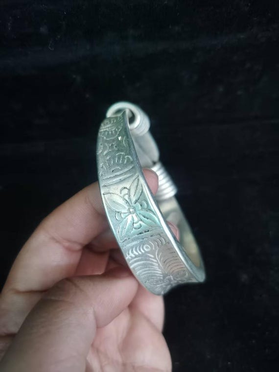 ネパールのハンドメイド シルバー アンティーク カフ バングル 
