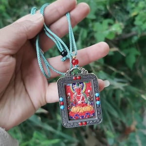 Colgante de Buda del Tíbet, pintura con pigmentos rojos de cinabrio, talismán protector de collar, colgante de Bodhisattva tallado con cinabrio rojo, joyería budista.