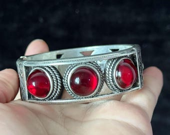 Brazalete tipo brazalete vintage de cobre blanco envejecido, brazalete ajustable de inspiración nepalí e india, joyería con amuleto budista, regalos minimalistas