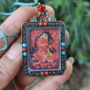 Exquisito colgante de Buda del Tíbet, pintura con pigmentos rojos de cinabrio, collar talismán protector, colgante budista de Bodhisattva tallado con cinabrio rojo