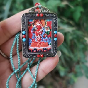 Colgante de Buda, pintura de pigmentos rojos cinabrio, collar talismán protector, exquisito colgante budista Bodhisattva tallado de cinabrio rojo, regalo.