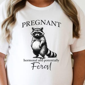 Koszulka w ciąży Raccoon Koszulka dzika Zabawna koszulka ciążowa Jestem w ciąży Koszulka wkrótce będę mamą Prezent dla żony w ciąży Bułka w piekarniku Koszulka ciążowa
