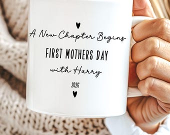 Taza personalizada para el primer Día de la Madre: Comienza un nuevo capítulo. Regalo personalizado para mamás primerizas. Taza con el nombre del bebé. Regalo para mamás primerizas.