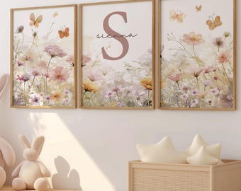Quadro de parede personalizado com borboletas e flores silvestres para quarto de bebê, estampa em aquarela com nome personalizado e tons suaves. Ideal para quarto de menina.