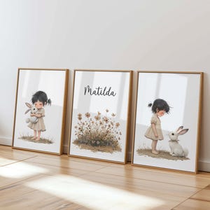 Juego de impresión de nombre personalizado con diseño de conejita neutra, arte de pared personalizado con conejito lindo, decoración de guardería con flores silvestres, decoración de granja, póster para niños en tonos apagados