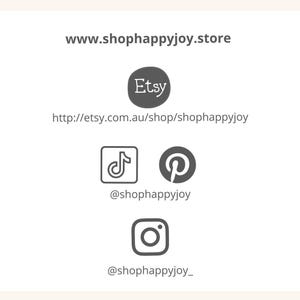 Pu&ograve; includere: Sfondo bianco con il testo "www.shophappyjoy.store". Include il logo Etsy, l'URL del negozio Etsy e le icone dei social media per TikTok, Pinterest e Instagram, con i rispettivi nomi utente.