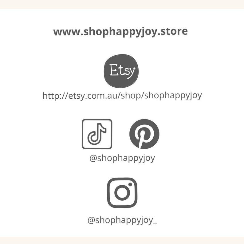 Pu&ograve; includere: Sfondo bianco con il testo "www.shophappyjoy.store". Include il logo Etsy, l'URL del negozio Etsy e le icone dei social media per TikTok, Pinterest e Instagram, con i rispettivi nomi utente.