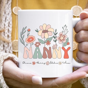 Tazza per tata con nomi di nipoti, tazza per tata personalizzata, tazza per nonna personalizzata, tazza con nome floreale, regalo per nuova tata, regalo per la festa della mamma, tazza con fiori di campo