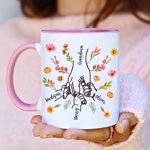 Tazza personalizzata per nonna con mani che si tengono, tazza personalizzabile per nonna, tazza da caffè personalizzata per nonna, regalo di Natale per la tata dai nipoti, festa della mamma