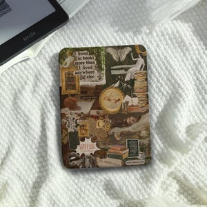 Könnte beinhalten: Eine Kindle-Hülle mit einem Collage-Design mit Vintage-Bildern, darunter eine Bibliothek, ein Schmetterling und ein Gemälde von Händen. Die Hülle trägt den Text "I lived in books more than I lived anywhere else."