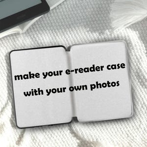 Può includere: Una custodia rettangolare per e-reader con superficie interna grigio chiaro. Il testo "make your e-reader case with your own photos" è stampato in caratteri neri, in grassetto e senza grazie sui due pannelli aperti della custodia.